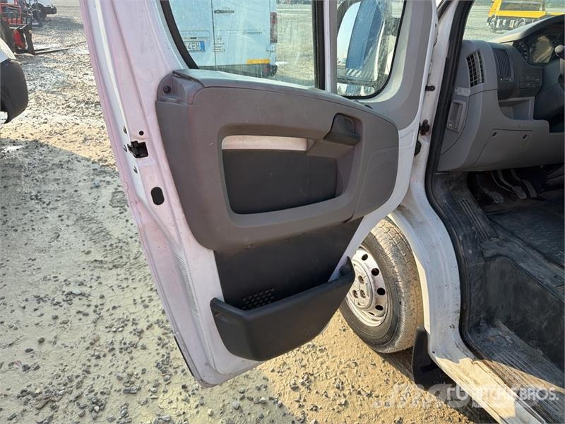 Fiat ducato Crew Cab Flatbed Truck (Inoperable) شاحنات مسطحة/مفصلية الجوانب