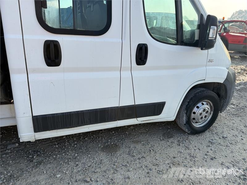 Fiat ducato Crew Cab Flatbed Truck (Inoperable) شاحنات مسطحة/مفصلية الجوانب