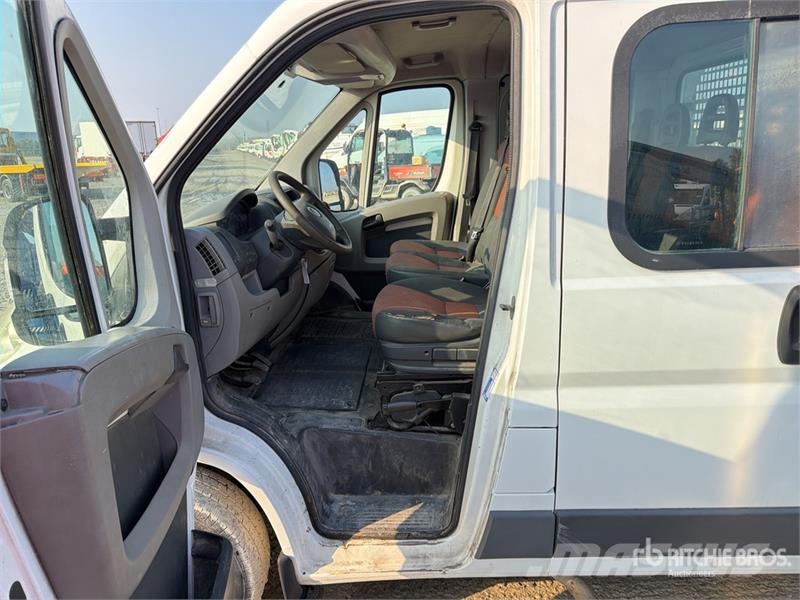 Fiat ducato Crew Cab Flatbed Truck (Inoperable) شاحنات مسطحة/مفصلية الجوانب