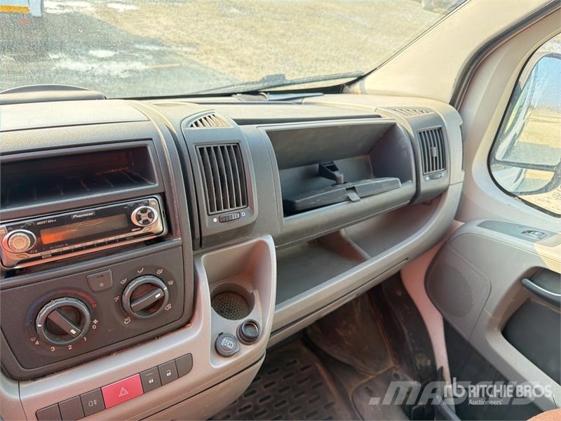 Fiat ducato Crew Cab Flatbed Truck (Inoperable) شاحنات مسطحة/مفصلية الجوانب