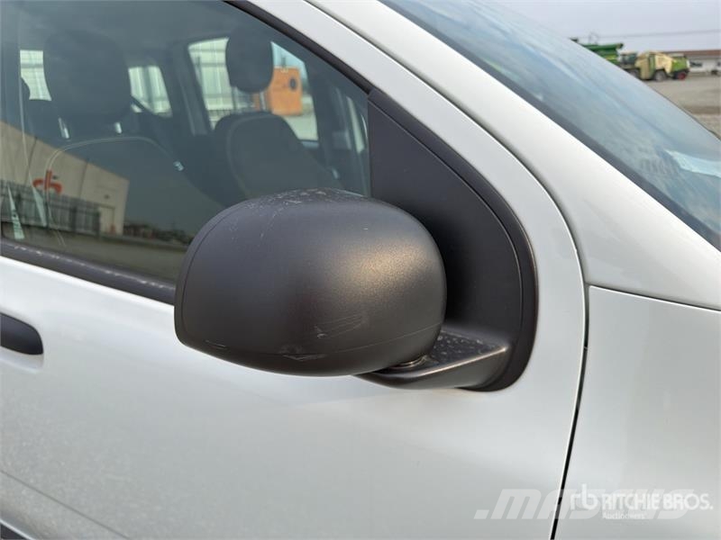 Fiat Panda Hybrid Automobile Auto's
