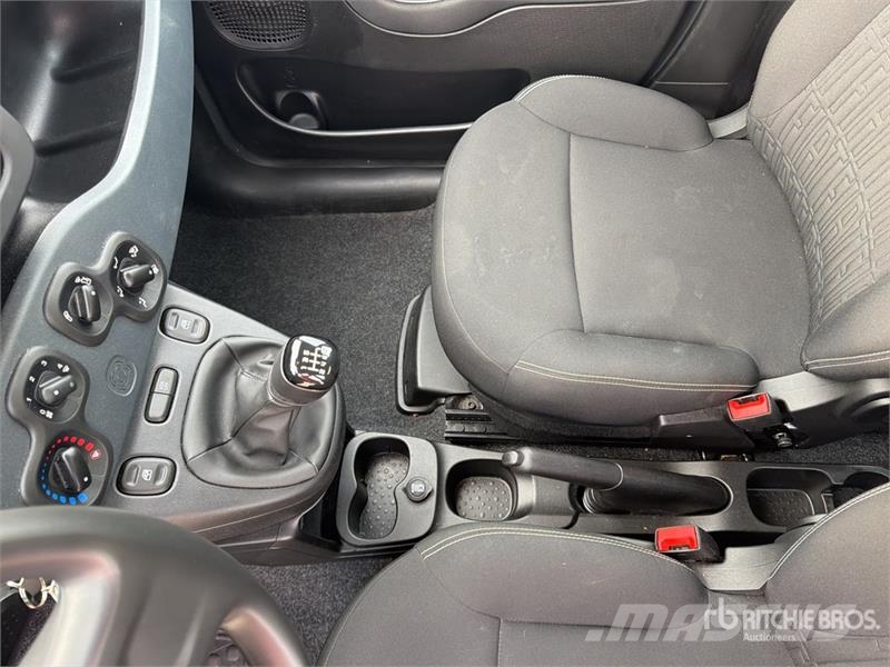 Fiat Panda Hybrid Automobile Auto's