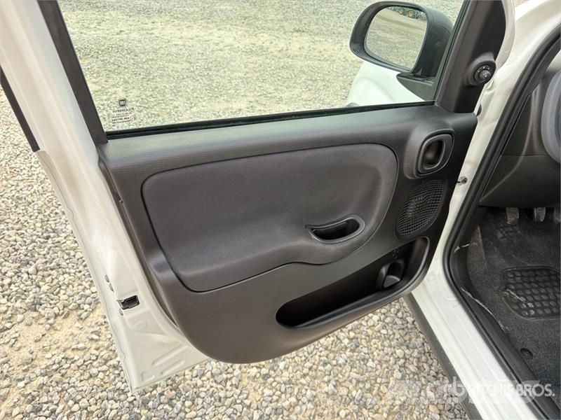 Fiat Panda Hybrid Automobile Auto's