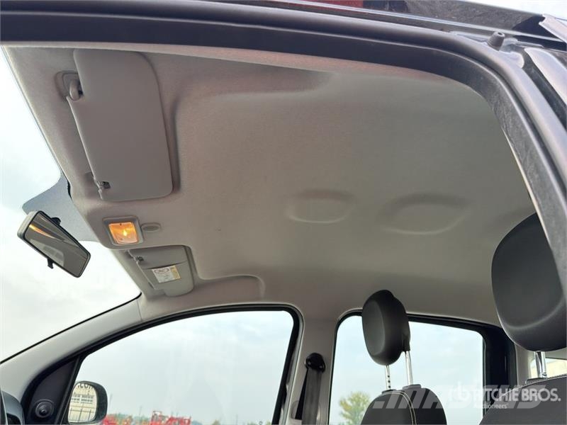 Fiat Panda Hybrid Automobile Auto's