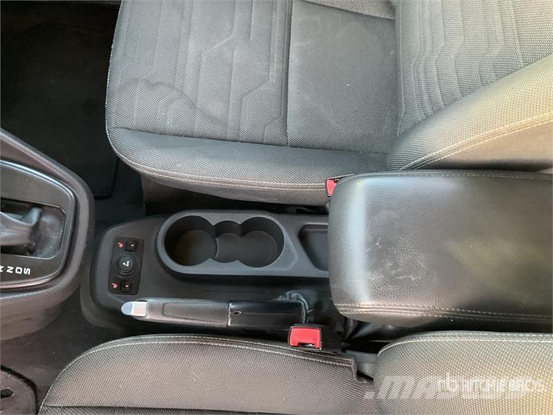Ford Tourneo Connect 7 Passenger Van شاحنة مقفلة