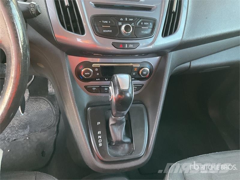 Ford Tourneo Connect 7 Passenger Van شاحنة مقفلة