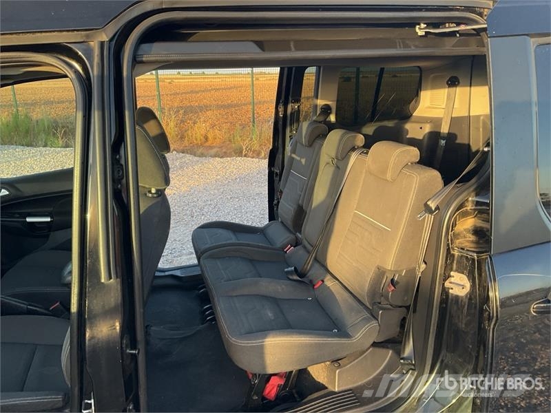 Ford Tourneo Connect 7 Passenger Van شاحنة مقفلة
