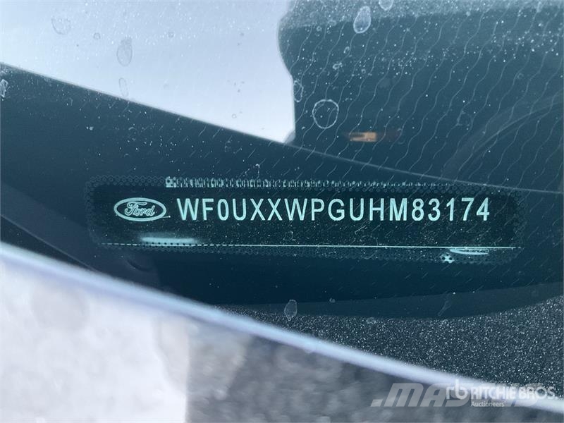 Ford Tourneo Connect 7 Passenger Van شاحنة مقفلة