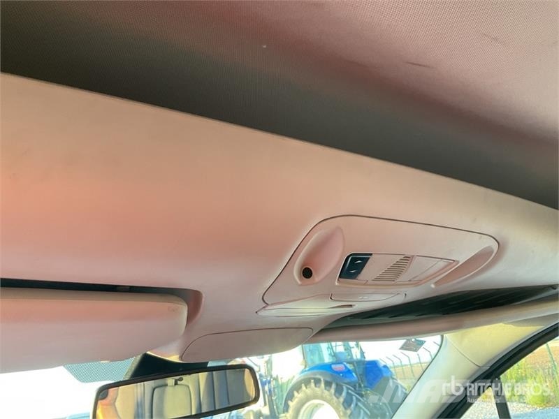 Ford Tourneo Connect 7 Passenger Van شاحنة مقفلة