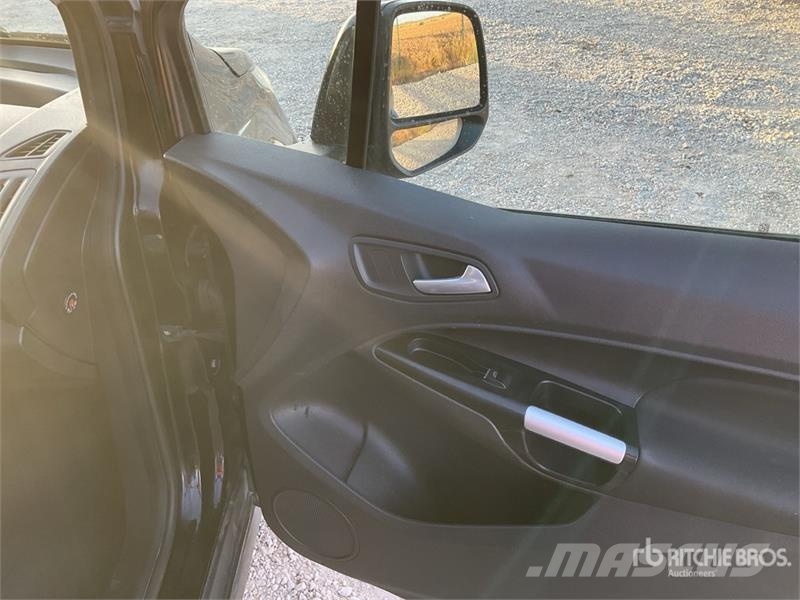 Ford Tourneo Connect 7 Passenger Van شاحنة مقفلة