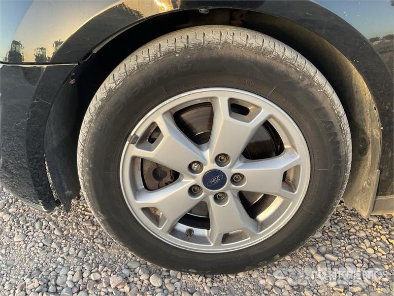 Ford Tourneo Connect 7 Passenger Van شاحنة مقفلة