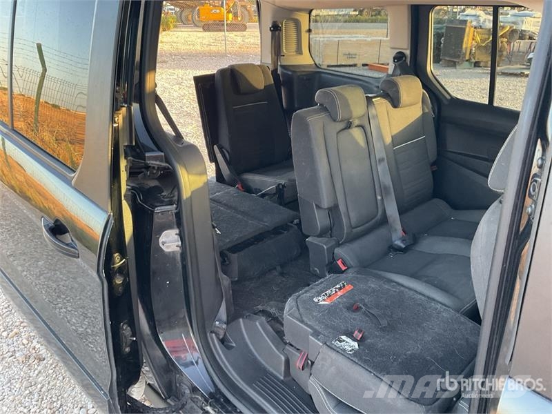 Ford Tourneo Connect 7 Passenger Van شاحنة مقفلة