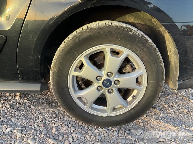 Ford Tourneo Connect 7 Passenger Van شاحنة مقفلة