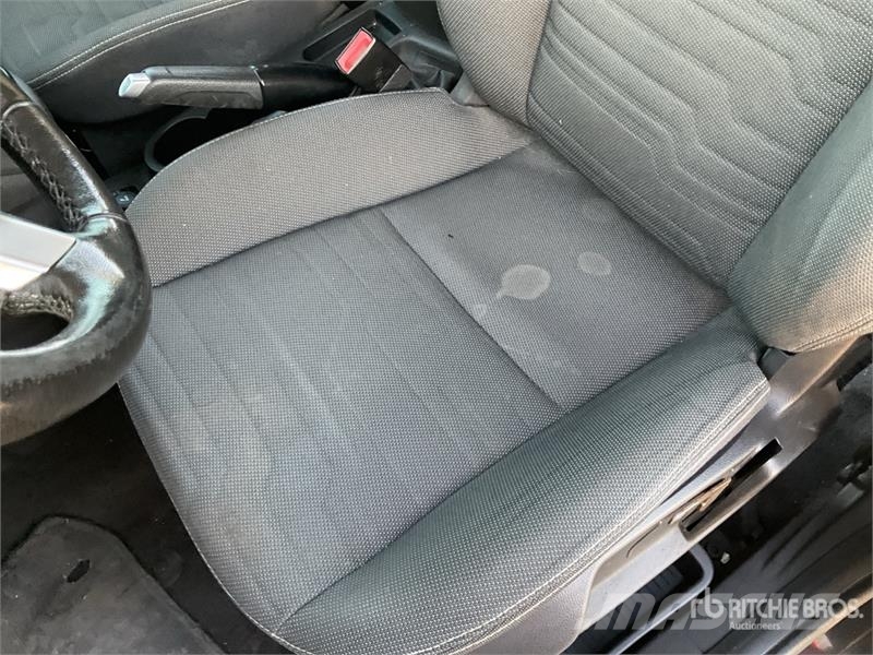 Ford Tourneo Connect 7 Passenger Van شاحنة مقفلة