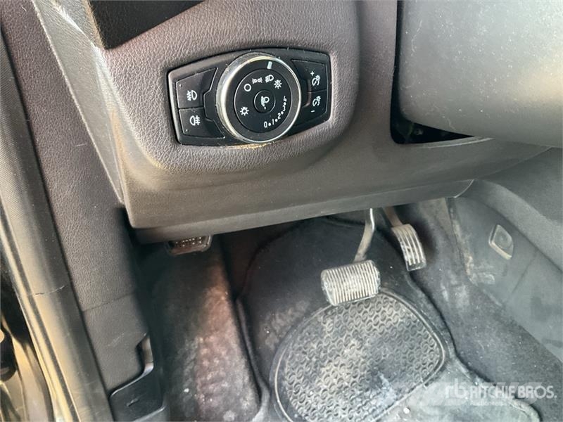 Ford Tourneo Connect 7 Passenger Van شاحنة مقفلة