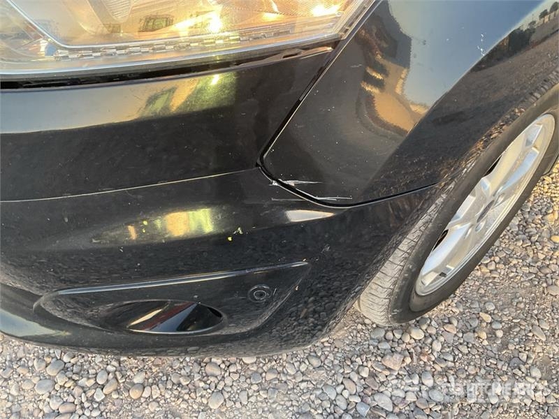 Ford Tourneo Connect 7 Passenger Van شاحنة مقفلة