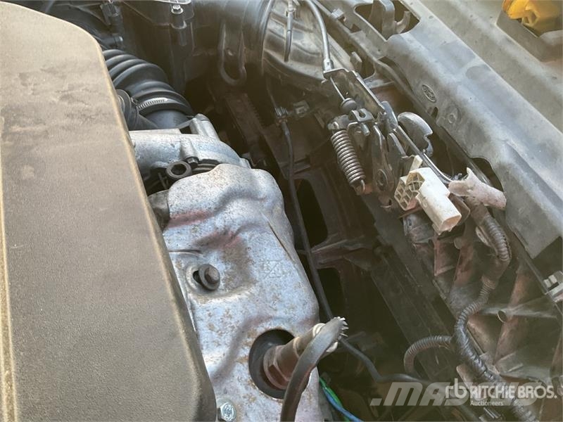 Ford Tourneo Connect 7 Passenger Van شاحنة مقفلة