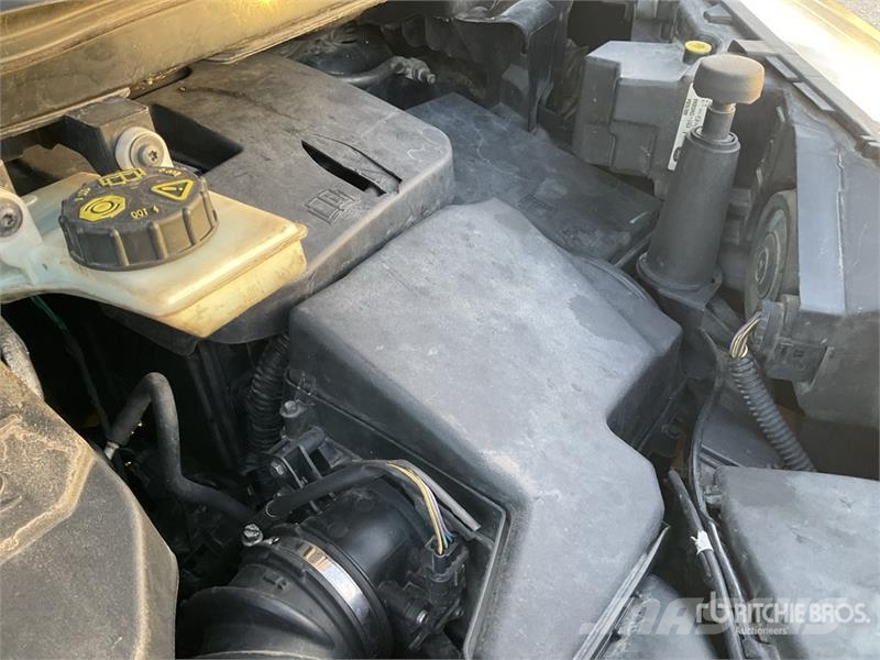 Ford Tourneo Connect 7 Passenger Van شاحنة مقفلة