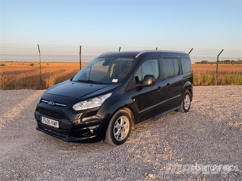 Ford Tourneo Connect 7 Passenger Van شاحنة مقفلة