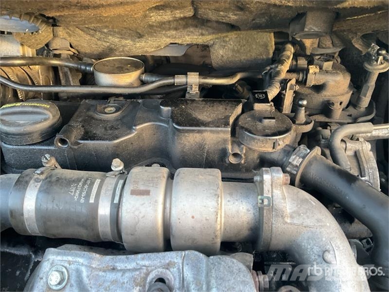 Ford Tourneo Connect 7 Passenger Van شاحنة مقفلة
