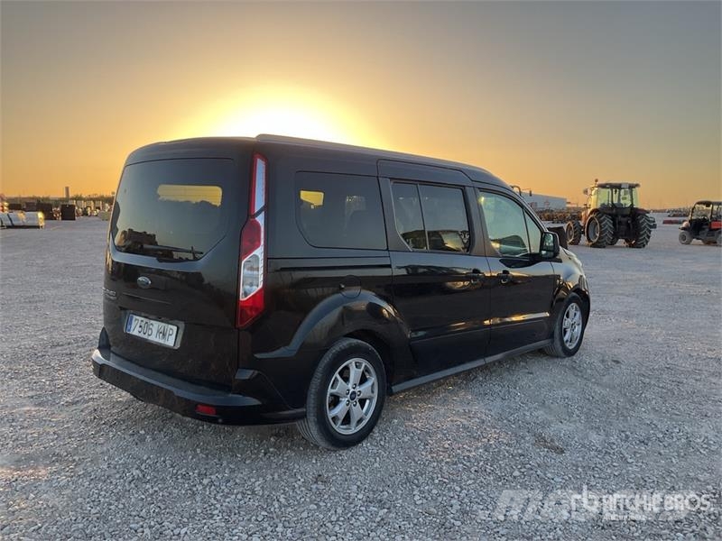 Ford Tourneo Connect 7 Passenger Van شاحنة مقفلة