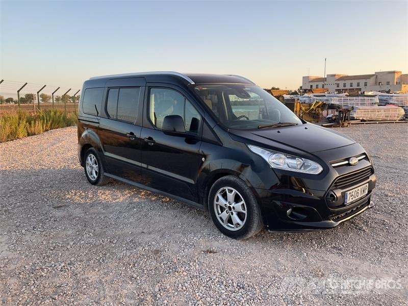 Ford Tourneo Connect 7 Passenger Van شاحنة مقفلة