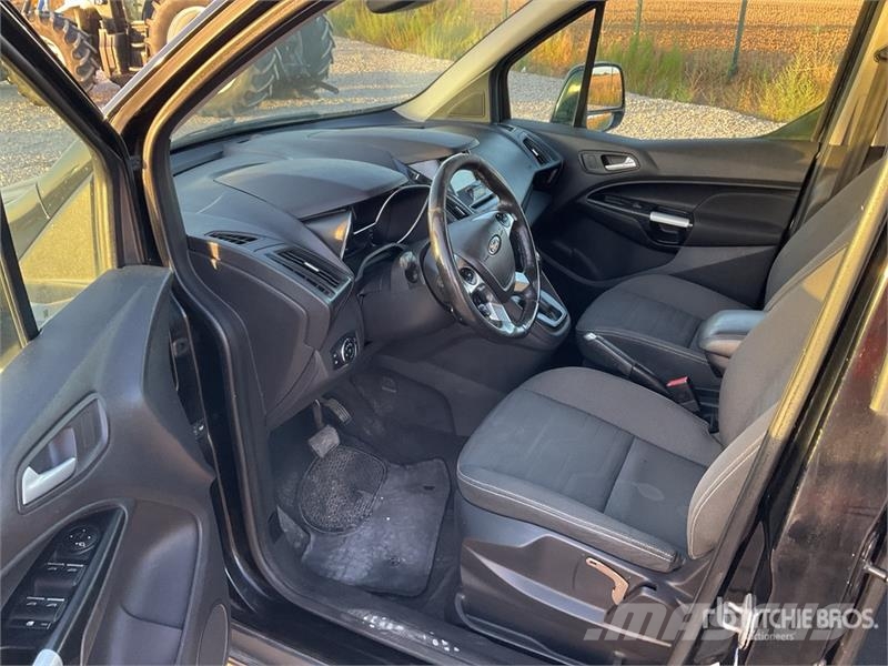 Ford Tourneo Connect 7 Passenger Van شاحنة مقفلة