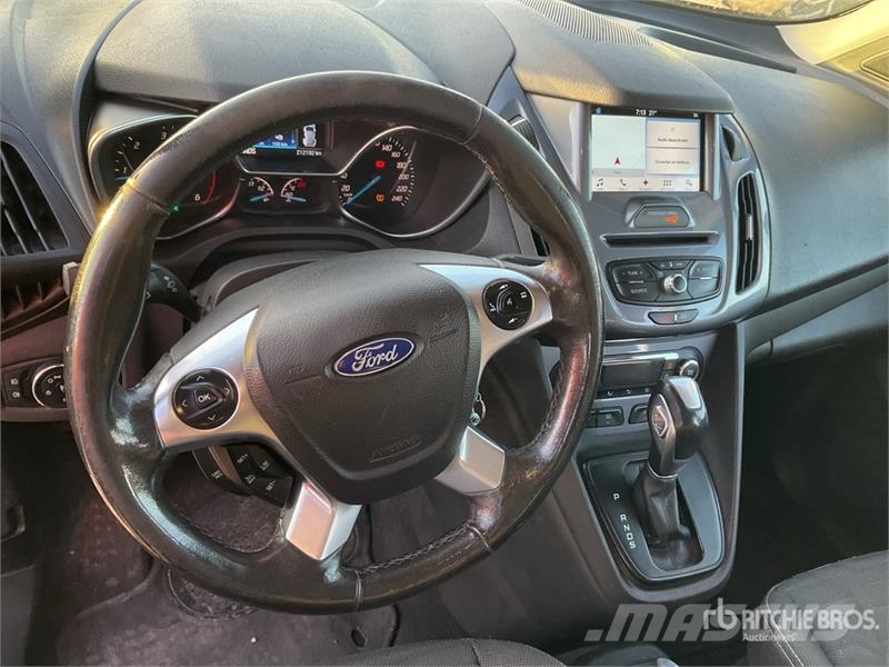 Ford Tourneo Connect 7 Passenger Van شاحنة مقفلة