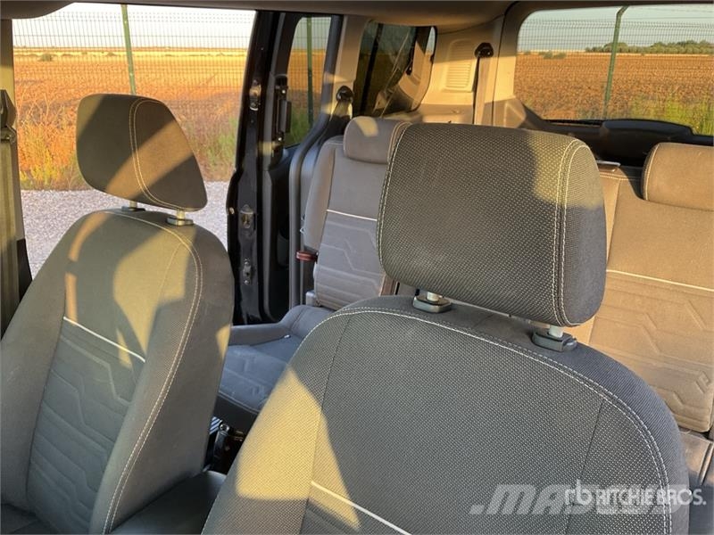 Ford Tourneo Connect 7 Passenger Van شاحنة مقفلة