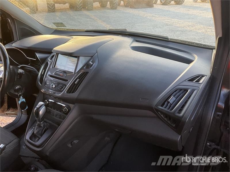 Ford Tourneo Connect 7 Passenger Van شاحنة مقفلة