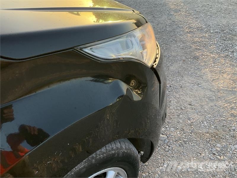 Ford Tourneo Connect 7 Passenger Van شاحنة مقفلة