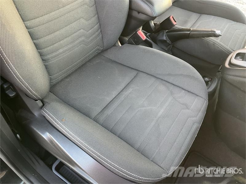Ford Tourneo Connect 7 Passenger Van شاحنة مقفلة