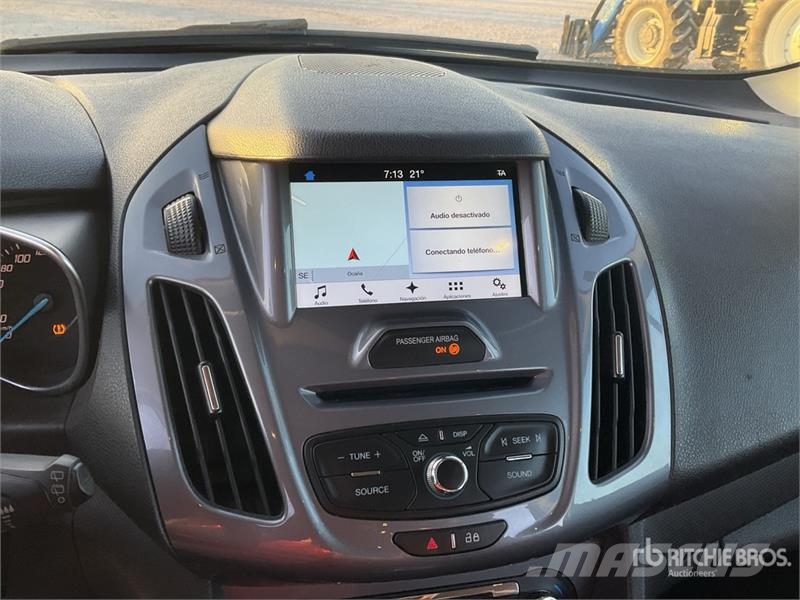 Ford Tourneo Connect 7 Passenger Van شاحنة مقفلة