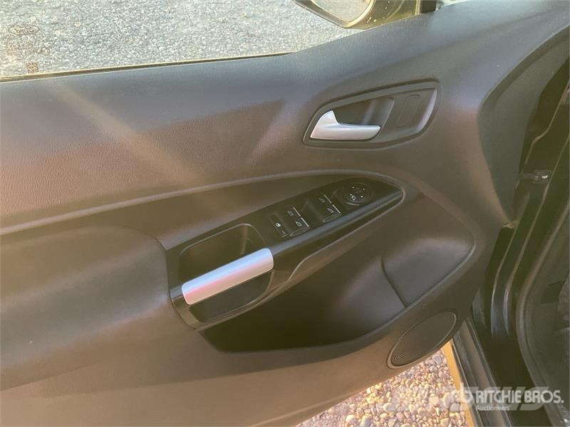 Ford Tourneo Connect 7 Passenger Van شاحنة مقفلة