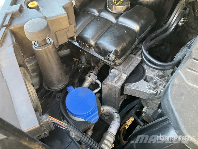 Ford Tourneo Connect 7 Passenger Van شاحنة مقفلة