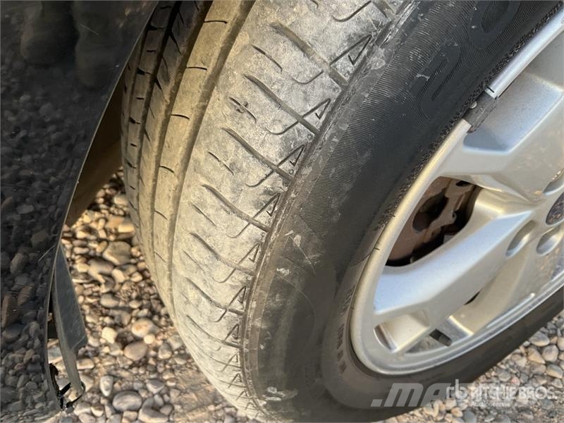 Ford Tourneo Connect 7 Passenger Van شاحنة مقفلة