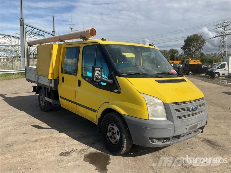 Ford Transit 4x2 Crew Cab Flatbed Truck Flakbilar