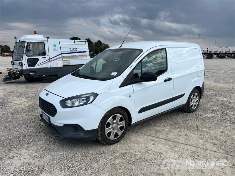 Ford Transit Courier Cargo Van Varevogne