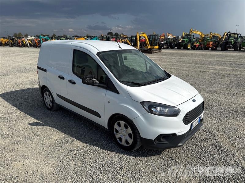 Ford Transit Courier Cargo Van Varevogne