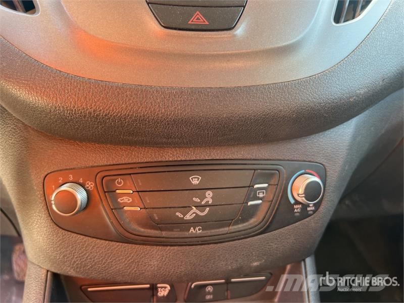 Ford Transit Courier Vehicule Utilitaire Cargo Van Transporterek