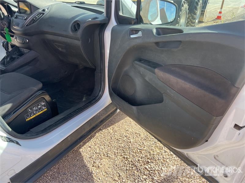 Ford Transit Courier Vehicule Utilitaire Cargo Van Transporterek