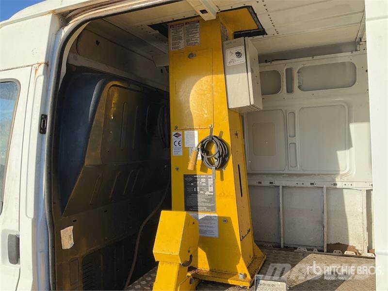 Ford Versalift ET 30 NEXS 200 kg on  Ford Transit 4x2 B Kamioni sa kranom