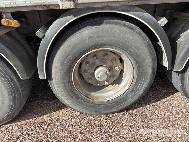 Fruehauf Tx34 13.60 m Tri/A Semi Remorque Plateau 3 Essieux Remorque ridelle