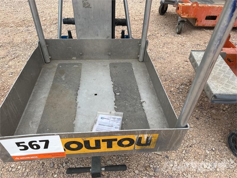 Genie AWP-30AC Nacelle A Mat Droit Vertical Vertical Mas Sollevatori verticali