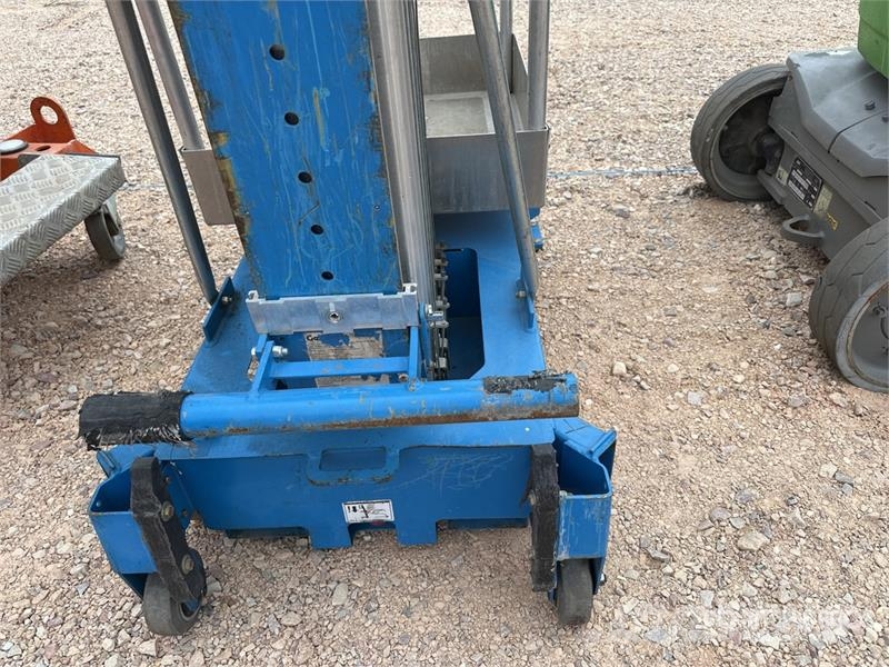 Genie AWP-30AC Nacelle A Mat Droit Vertical Vertical Mas Sollevatori verticali