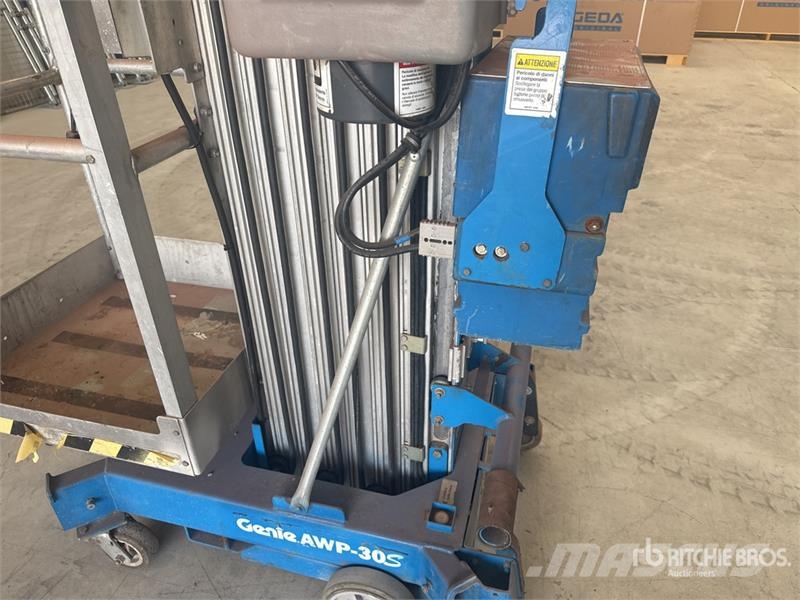 Genie AWP30SDC Vertical Mast Lift Personenaufzüge