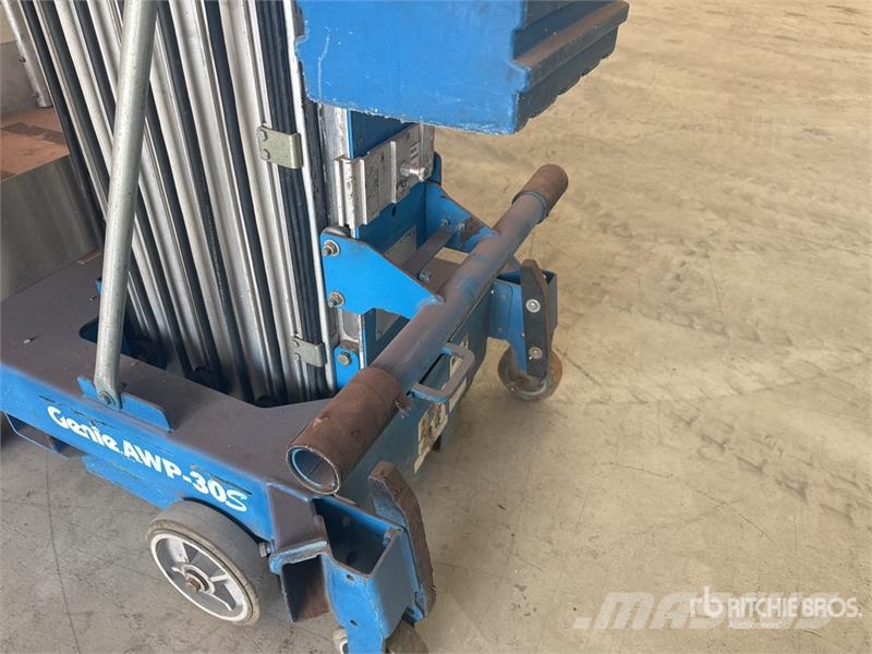 Genie AWP30SDC Vertical Mast Lift Personenaufzüge