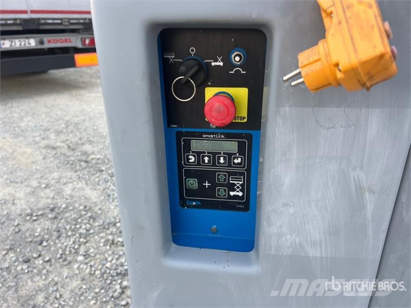Genie GR15 Vertical Mast Lift Used Personnel lifts and access elevators