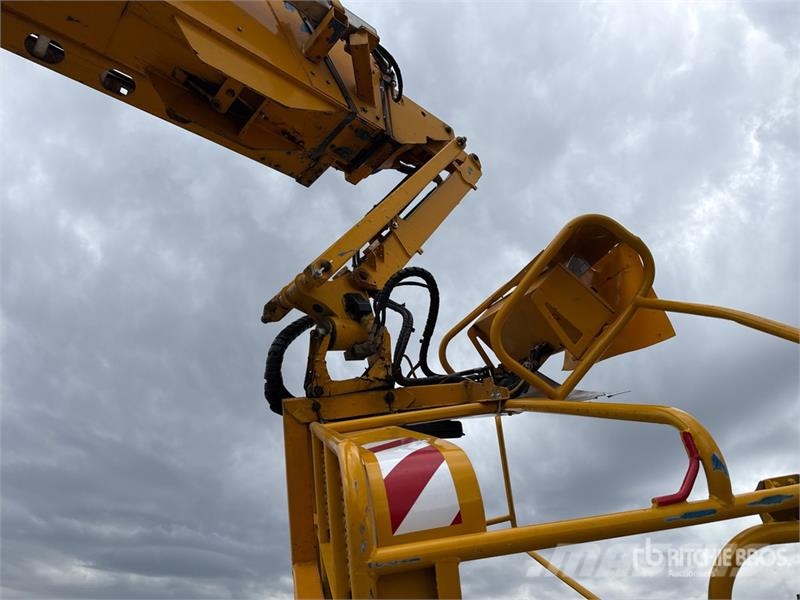 Genie S-105 Articulating Boom Lift (Inoperable) رافعات سلة مفصلية