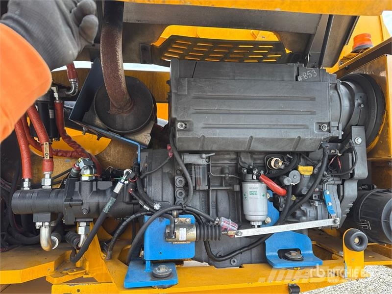 Genie S-105 Articulating Boom Lift (Inoperable) رافعات سلة مفصلية